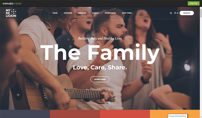 Demo eines WordPress-Themes für Kirchen mit einem Foto aus dem Gottesdienst und der Überschrift „Die Familie. Liebe, Fürsorge, Teilen.“